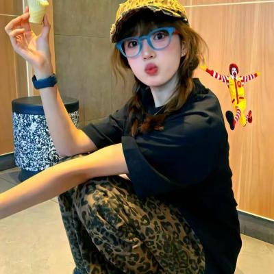 攀岩女孩儿